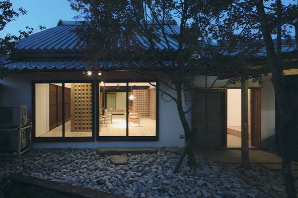 庭から見た室内